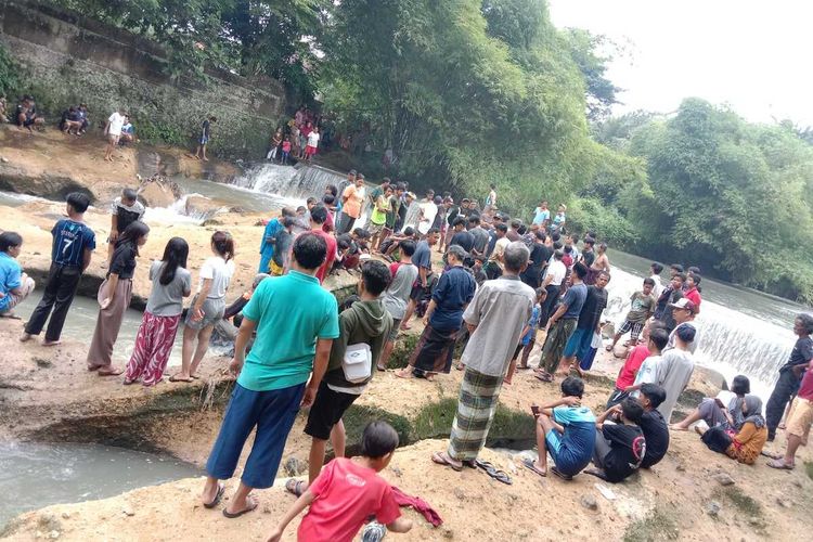 Tim TRC BPBD sedang melakukan evakuasi jasad bocah 8 tahun yang tenggelam di Sungai Ciampea, Kampung Bojong Rangkas, Desa Bojong Rangkas, Kecamatan Ciampea, Kabupaten Bogor, Jawa Barat, Jumat (1/12/2023) sore.