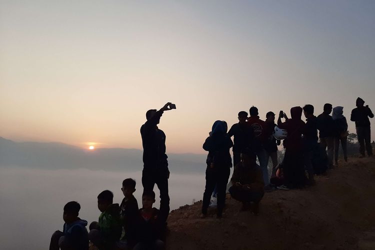 Suasana di obyek wisata negeri di atas awan Gunung Luhur, Minggu (22/9/2019). Sejak viral di media sosial, Gunung Luhur di Desa Citorek Kidul, Kecamatan Cibeber, Kabupaten Lebak, Banten, dipadati pengunjung hingga mencapai rekor 30 ribu pengunjung pada akhir pekan.