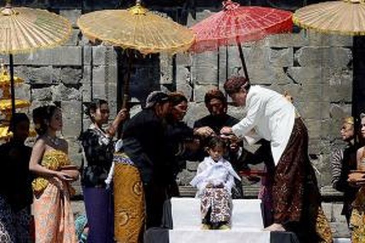 Anak-anak bajang mengikuti tradisi potong rambut gimbal di kompleks Candi Arjuna, Dieng, Kabupaten Banjarnegara, Minggu (2/8/2015).