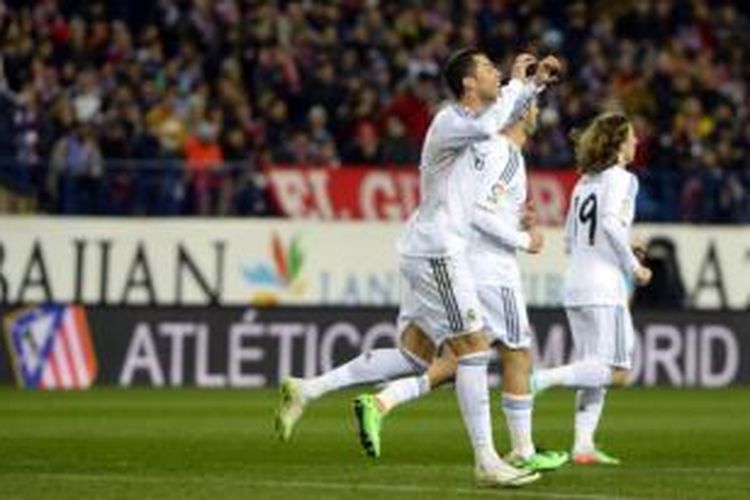 Striker Real Madrid, Cristiano Ronaldo (kiri), merayakan gol ke gawang Atletico Madrid pada laga semifinal leg kedua Copa del Rey, di Stadion Vicente Calderon, Madrid, Selasa (11/2/2014).