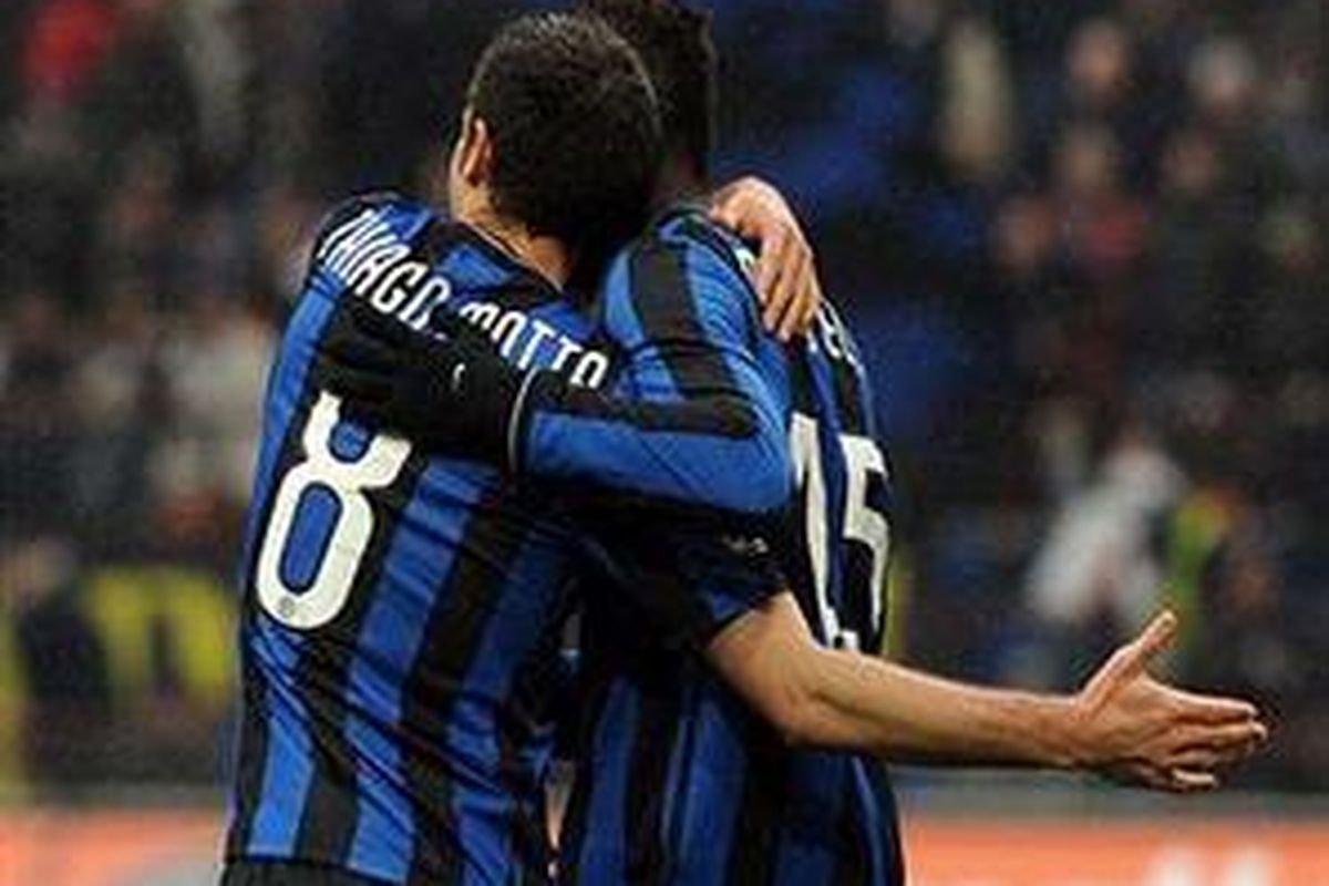 Striker Inter Milan, Mario Baletelli (kanan) berpelukan dengan gelandang Thiago Motta untuk merayakan gol ke gawang Bologna, Sabtu (3/4/2010).