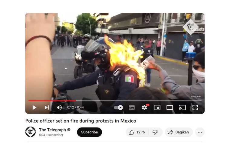 Tangkapan layar video The Telegraph, seorang polisi dibakar demonstran di Meksiko