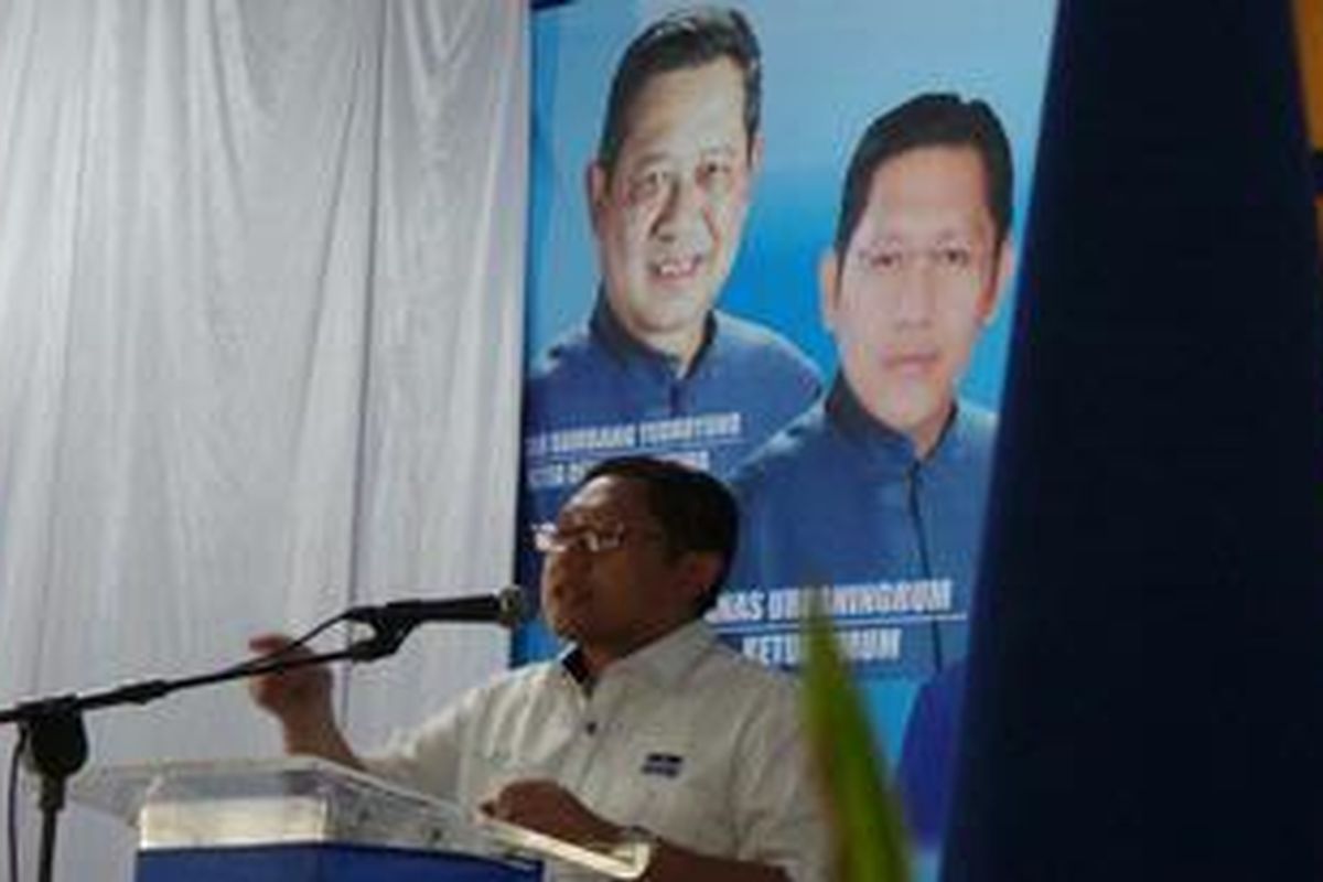 Ketua Umum DPP Partai Demokrat Anas Urbaningrum berpidato di hadapan pengurus anak cabang se-Kabupaten Lebak, di Banten, Sabtu (9/2/2013).