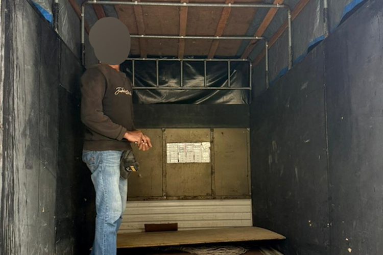  Ratusan iPhone dan Samsung Ilegal Diselundupkan di Batam, Disembunyikan di Kompartemen Rahasia