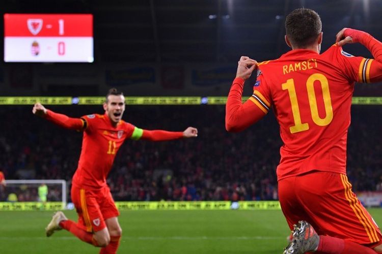 Kapten timnas Wales, Gareth Bale (kiri), merayakan gol Aaron Ramsey pada pertandingan Wales vs Hungaria dalam lanjutan kualifikasi Euro 2020 di Stadion Cardiff City, 19 November 2019. 