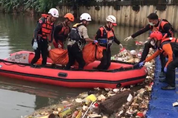 Pemuda berinisial R (21) yang hilang tenggelam di Cengkareng Drain, Kembangan, Jakarta Barat, ditemukan oleh Tim SAR gabungan, Minggu (25/12/2022) pagi. Korban ditemukan dalam keadaan tewas.