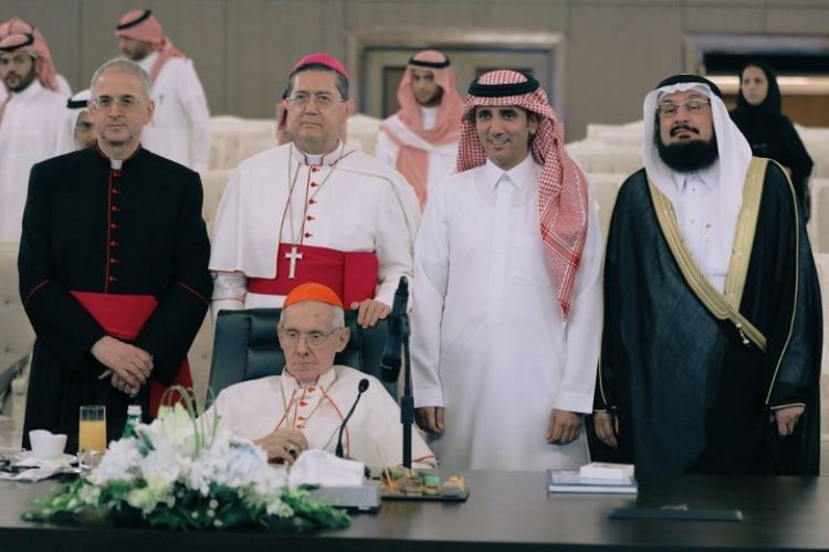 Kardinal Katolik Roma Jean-Louis Tauran (duduk), disambut di Riyadh, Arab Saudi, Rabu (18/4/2018). (AFP/Etidal)