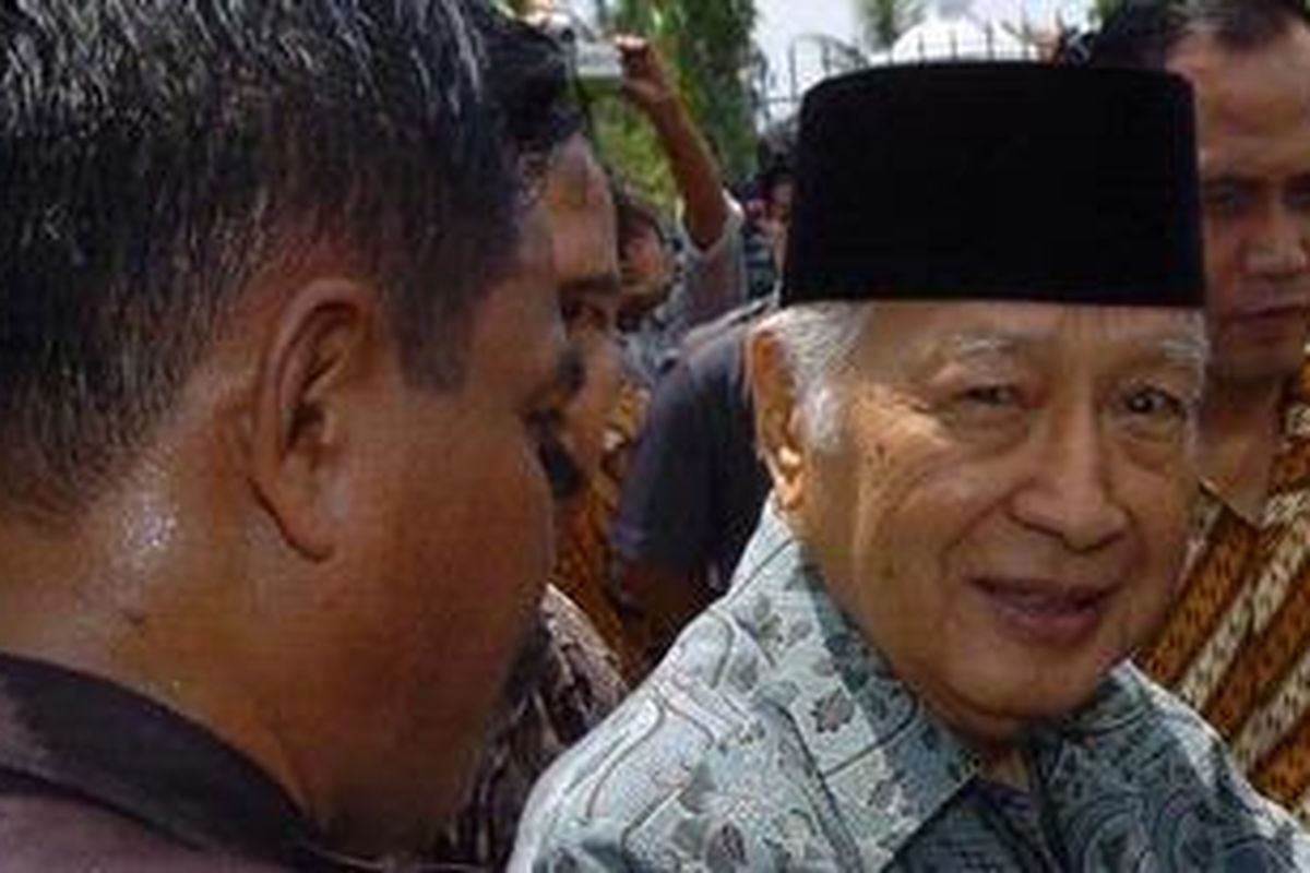 Mantan Presiden Soeharto memasuki mobil sesaat setelah berziarah ke makam ibunya, Sukirah di desa Kemusuk, Argomulyo, Sedayu, Bantul, Jumat (23/9/05). 