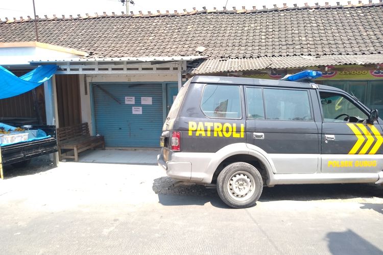 Polisi masih berjaga di toko emas Wisma Cahaya di kompleks pasar Desa Tlogomulyo, Kecamatan Gubug, Kabupaten Grobogan, Jawa Tengah, Senin (16/9/2019).