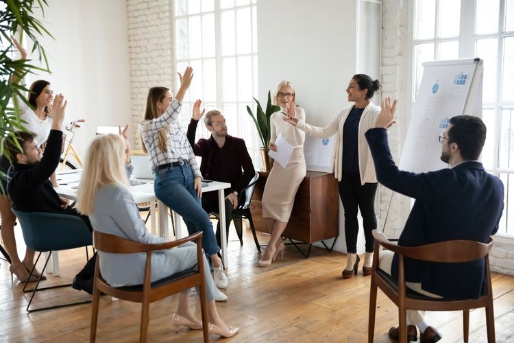 Ilustrasi suasana kantor.