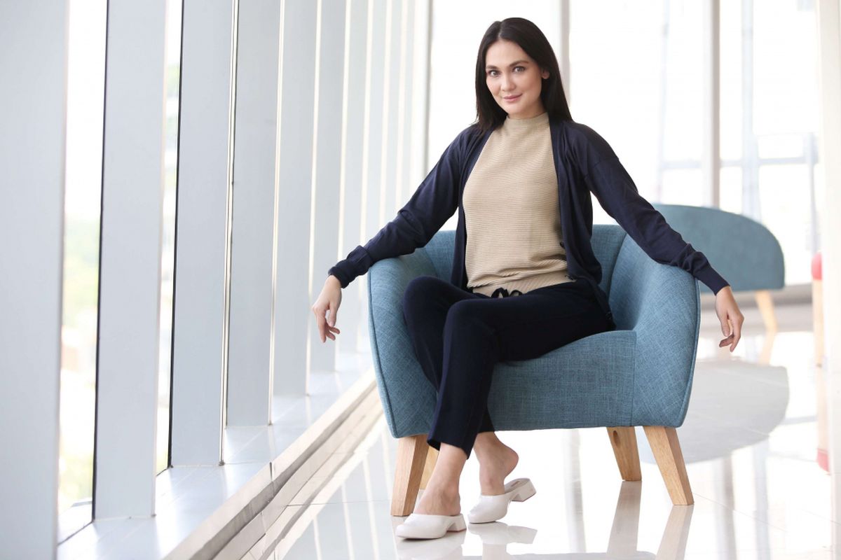 Artis peran Luna Maya berkunjung ke redaksi Kompas.com, Menara Kompas, Jalan Palmerah Selatan, Jakarta Pusat, Kamis (14/7/2018).