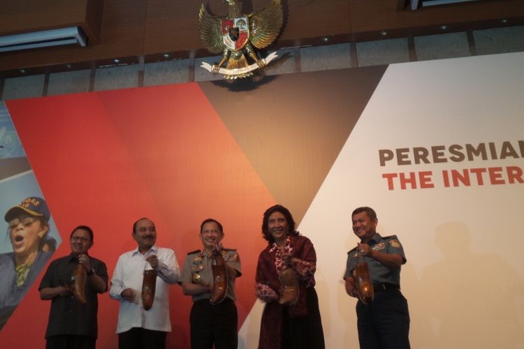 Menteri KKP Susi Pudjiastuti, Kapolri Jenderal Tito Karnavian serta unsur TNI AL, Kejaksaan Agung dan Badan Keamanan Laut saat meresmikan International Fish Force Academy Indonesia di Gedung Mina Bahari III, KKP, Jakarta Pusat, Kamis (16/3/2017).