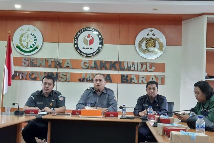 Koordinator Divisi Penanganan Pelanggaran Bawaslu Jawa Barat Syaiful Bachri (tengah) dan jajaran memberikan keterangan di Kantor Bawaslu Jawa Barat, Bandung.