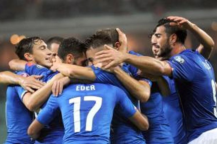 Para pemain Italia merayakan gol Stephan El Shaarawy ke gawang Azerbaijan pada lanjutan kualifikasi Piala Eropa 2016 di Stadion The Tofiq Bahramov, Sabtu (10/10/2015). 
