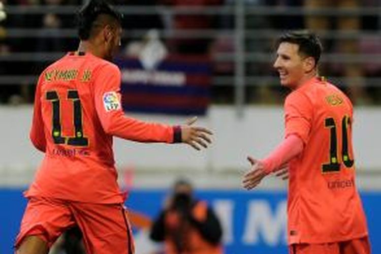 Striker Barcelona, Lionel Messi (kanan) seusai mencetak gol ke gawang Eibar pada pertandingan lanjutan Primera Division, di Eibar, Sabtu (14/3/2015). 