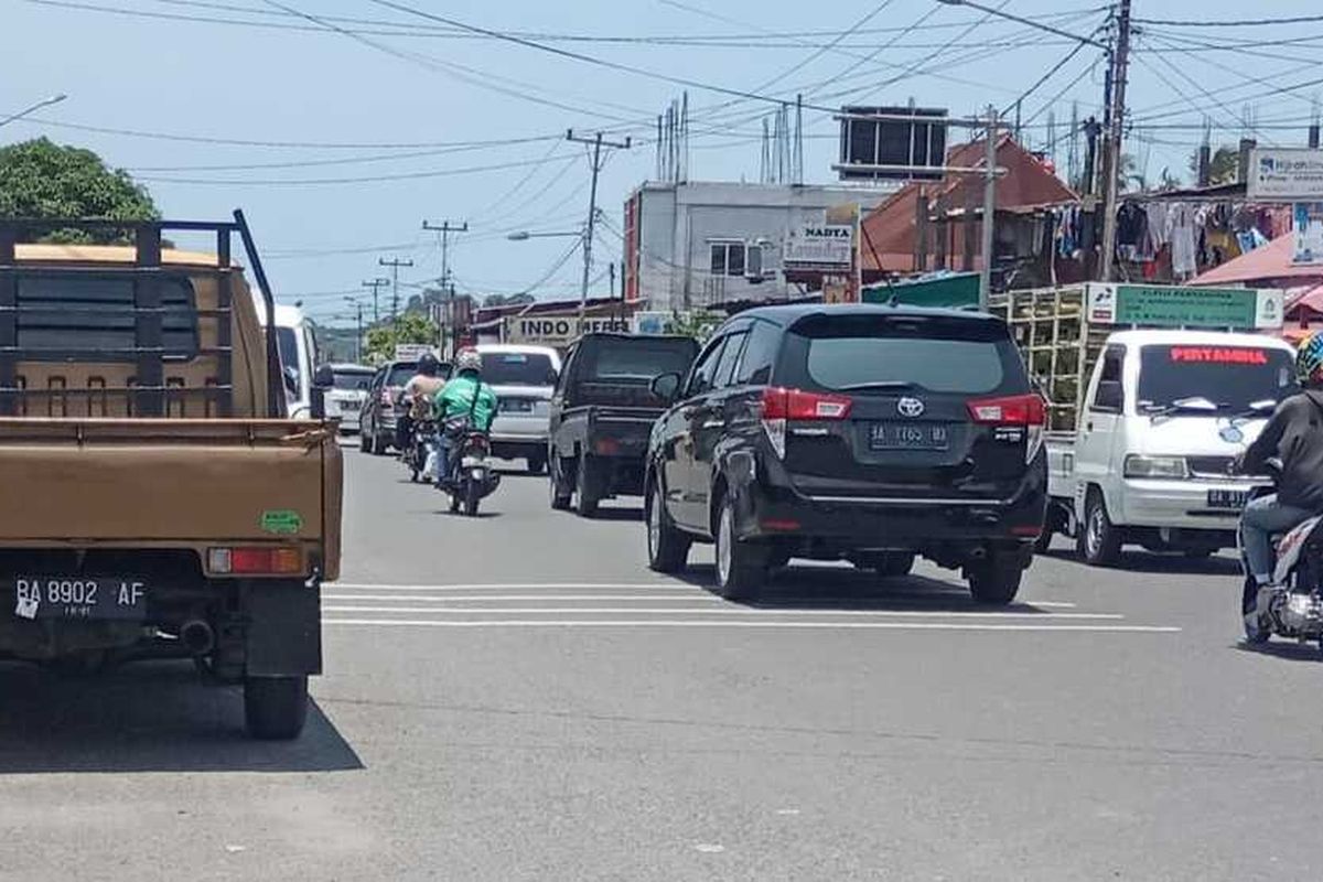 Mobil yang parkir sembarangan di kawasan Alai Kota Padang
