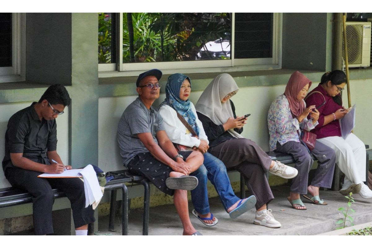Kisah Rasinah, Petani yang Antar Cucu Ikut UTBK dengan Nginep di Mobil