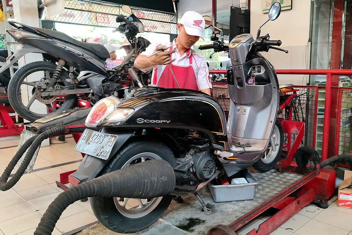 Ilustrasi servis motor di bengkel resmi Honda (AHASS)