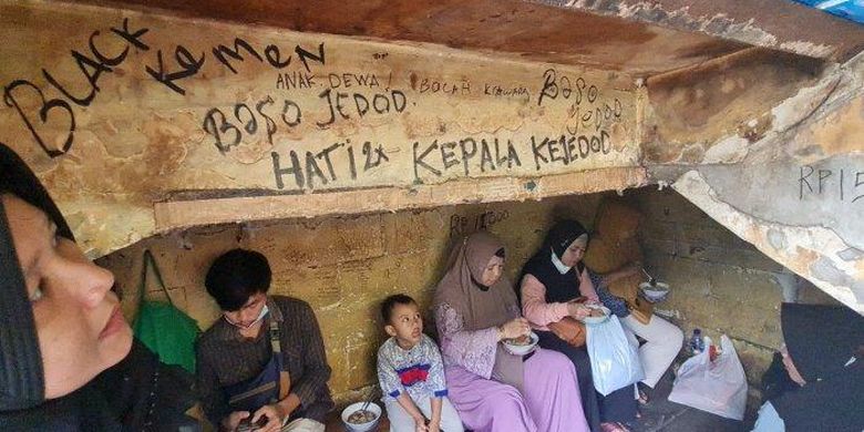 Coretan awas kejedot di warung bakso Jedot di bawah tangga Pasar Tanah Abang, Jakarta Pusat pada Rabu (1/6/2022). (Satrio Sarwo Trengginas/TribunJakarta.com)
