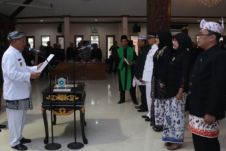 Bupati Lamongan Fadeli (kiri) saat melantik 112 pejabat di lingkup Pemkab Lamongan mengenakan busana adat khas Lamongan.