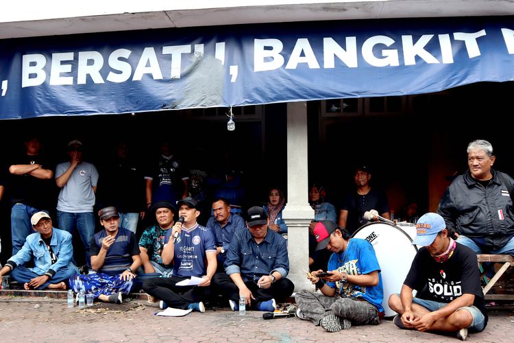 Komisaris PT AABBI Tatang Dwi Arifianto saat berdialog dengan ratusan suporter Arema FC yang berkumpul bersama melakukan rapat kordinasi di halaman kantor Arema FC, Selasa (31/1/2022) sore.