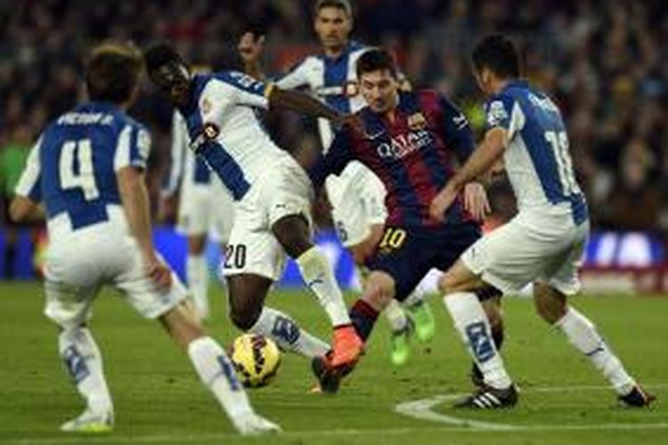 Striker Barcelona, Lionel Messi (tengah) saat berusaha merebut bola dari para pemain Espanyol pada lanjutan Primera Division di Stadion Camp Nou, Minggu (7/12/2014). 