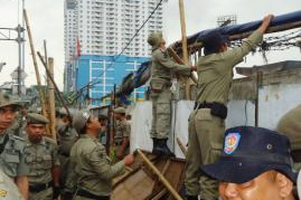 Pembongkaran gubuk-gubuk liar yang ada di sekitar Stadion Lebak Bulus, Jakarta Selatan, Selasa (17/2/2015)