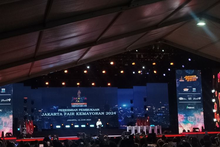 Presiden Joko Widodo saat meresmikan pembukaan Jakarta Fair Kemayoran 2024 di Ji-Expo, Kemayoran, Rabu (12/6/2024).