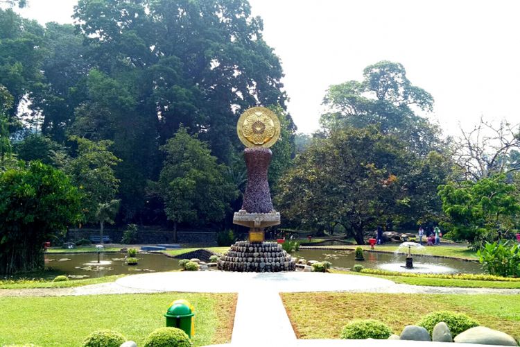 Sebuah tugu peringatan 200 tahun berdirinya Kebun Raya Bogor, yang diresmikan tepat pada ulang tahunnya yang ke dua abad, Kamis (18/5/2017).