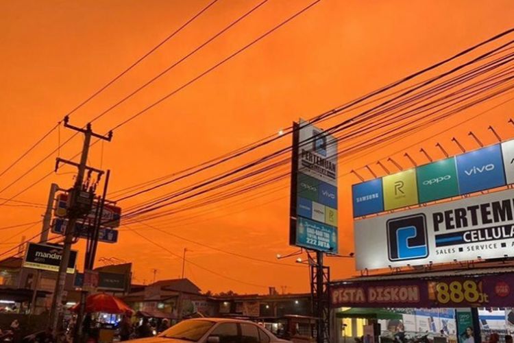 Fenomena alam berwarna oranye di Karawang