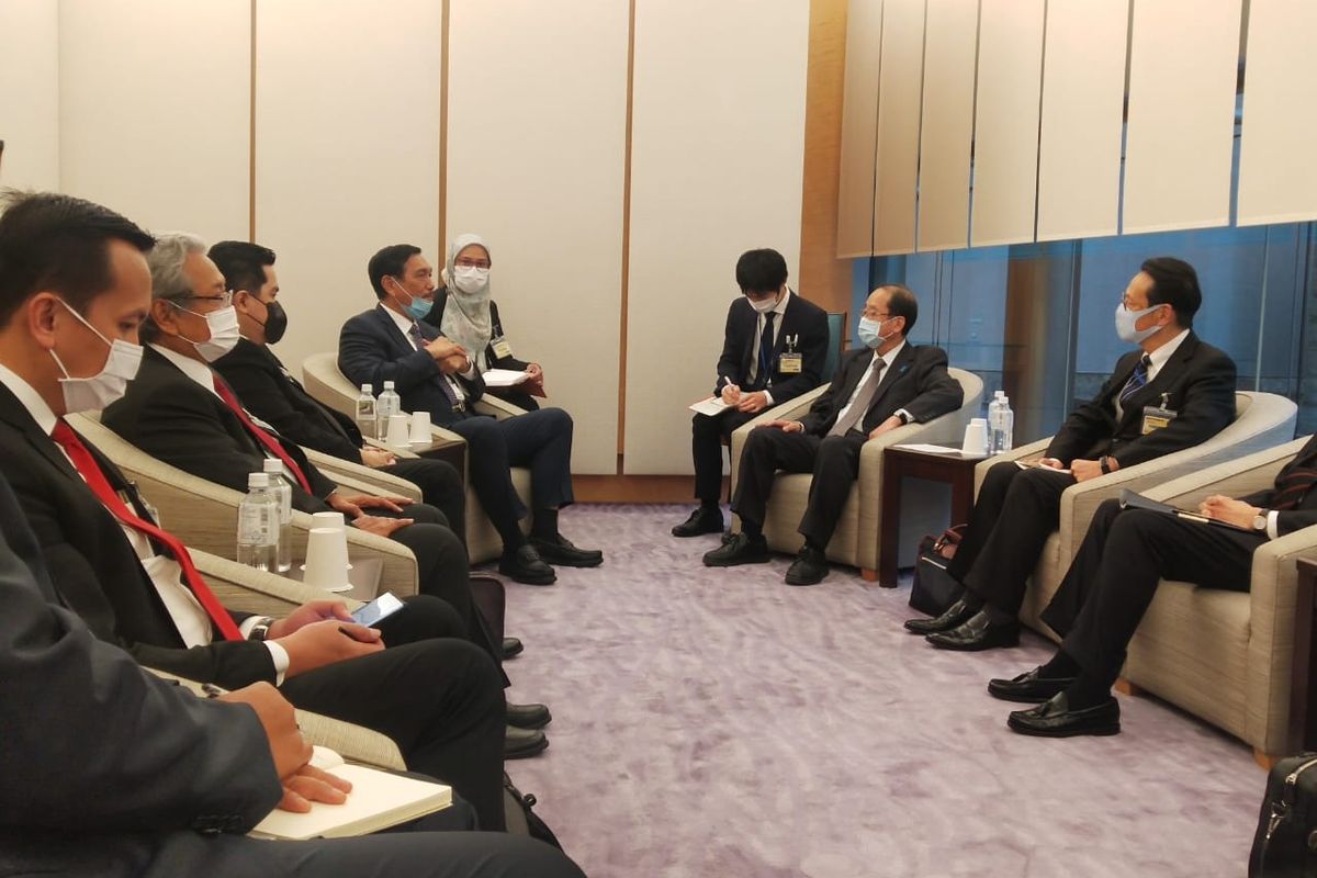 Menko bidang Kemaritiman dan Investasi Luhut Binsar Pandjaitan didampingi Menteri BUMN Erick Tohir dan Dubes RI untuk Jepang, Heri Akhmadi bertemu dengan Penasehat Perdana Menteri Jepang Izumi Hiroto, di Tokyo, Kamis (3/12/2020)