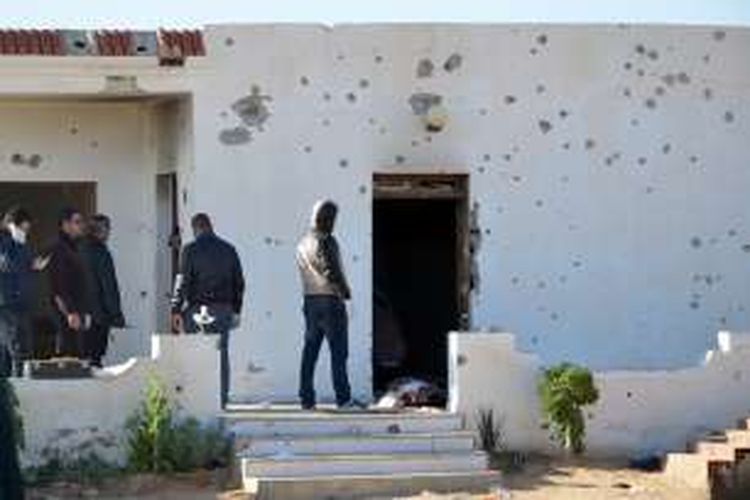 Anggota militer Tunisia memeriksa jasad seorang anggota kelompok militan yang tewas dalam baku tembak di kota perbatasan Ben Guerdane, Senin (6/3/2016). Dalam insiden ini 21 anggota militan dan empat warga sipil tewas.