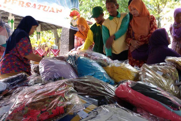 Warga Wates, Kulon Progo, DI Yogyakarta, berjubel membeli baju bekas pada sebuah pasar murah di  taman rumah dinas bupati. Warga mengaku puas, selain karena harganya sangat murah, kualitasnya baik, dan banyak baju yang cocok untuk digunakan saat Lebaran, Kamis (23/5/2019).