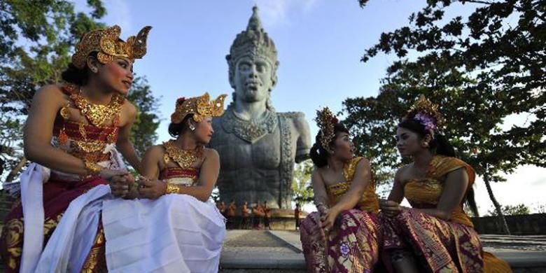 Penari beristirahat usai mennggelar pentas di Plaza Wisnu di Kawasan Taman Budaya Garuda Wisnu Kencana (GWK) di Bukit Ungasan, Bali, Kamis (22/8/2013). Nantinya di tempat tersebut akan dibangun monumen GWK yang memiliki ketinggian 126 meter dengan lebar 64 meter. 