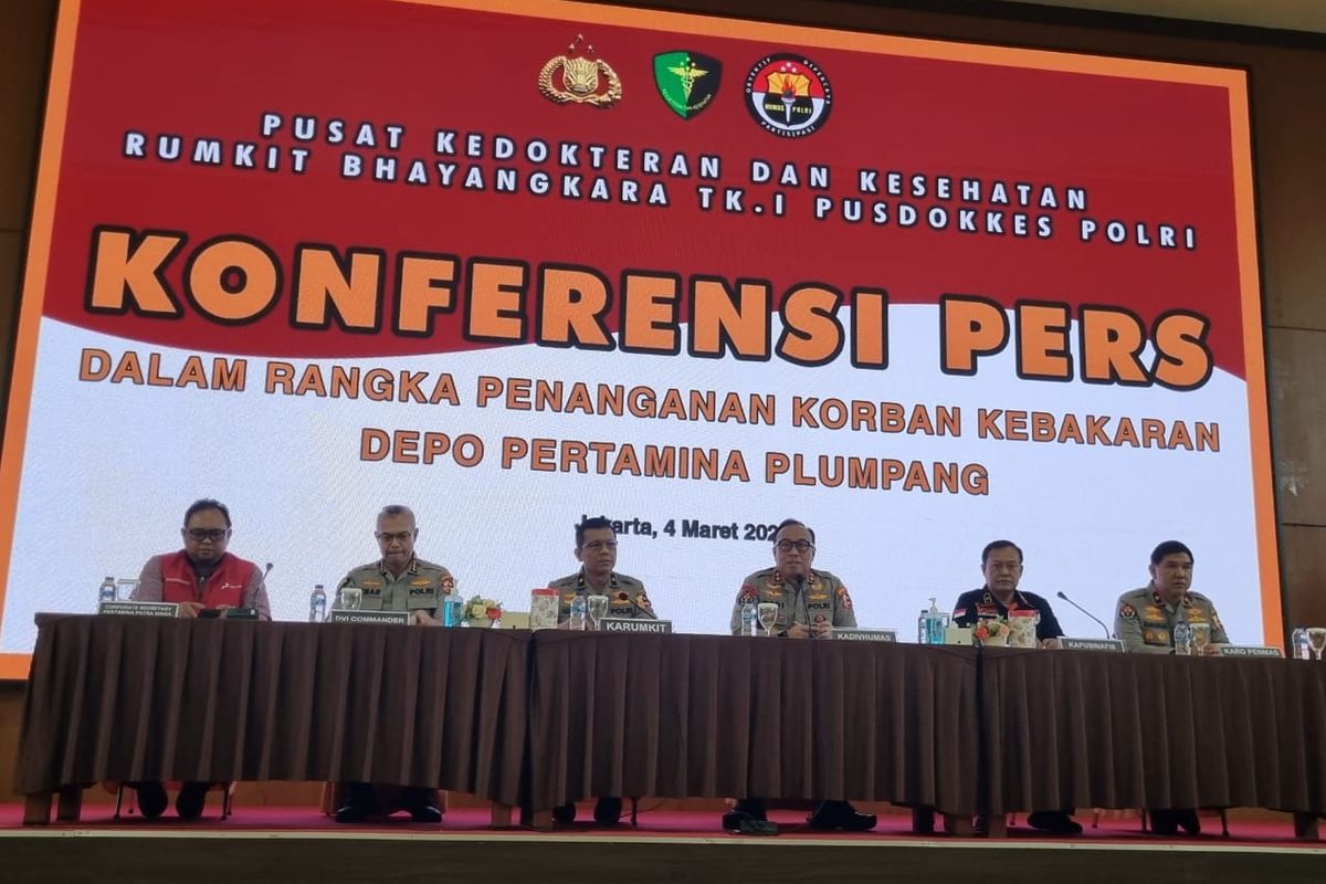 Corporate Secretary Pertamina Patra Niaga, Irto Ginting (paling kiri) bersama jajaran Polri menggelar konferensi pers di RS Polri Kramat Jati, Jakarta, Sabtu (4/3/2023).