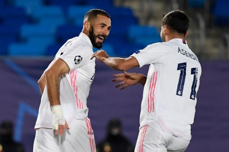 Karim Benzema (kiri) merayakan golnya bersama Marco Asensio (kanan) pada laga ketiga Grup B Liga Champions yang mempertemukan Real Madrid vs Iner Milan di Stadion Alfredo Di Stefano, Rabu (4/11/2020) dini hari WIB.