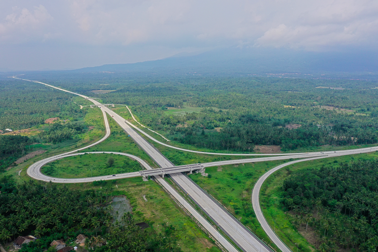 Jalan Tol Bakauheni-Terbanggi Besar sepanjang 140,9 kilometer ini beroperasi setelah diresmikan Presiden Joko Widodo (Jokowi), Jumat (8/3/2019). Jalan bebas hambatan ini merupakan Jalan Tol terpanjang kedua yang beroperasi di Indonesia hingga 2020.
