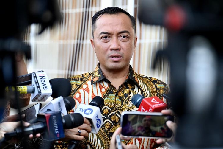 Menteri Sekretaris Negara (Mensesneg) Prasetyo Hadi di Lanud Halim Perdanakusuma, Jakarta Timur, Selasa (14/10/2025). 