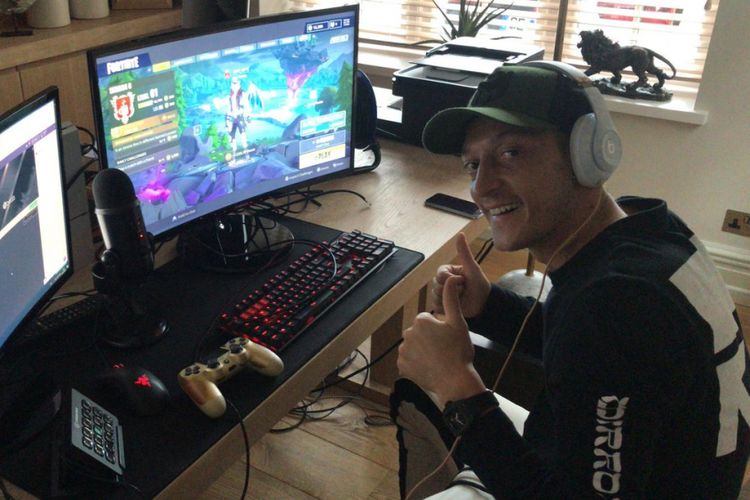 Mesut Oezil tampak tengah mempromosikan Twitch dan bermain Fortnite saat mengunggah foto ini di Twitter pribadinya, 18 Oktober 2018. 