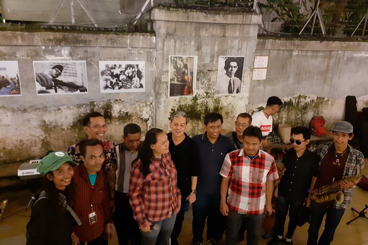 Fariz RM (tengah) berfoto bersama kelompok musik disabilitas dari Institut Musik Jalanan di ruang kreatif M Bloc Space, Kebayoran Baru, Jakarta Selatan, Senin (9/3/2020). 