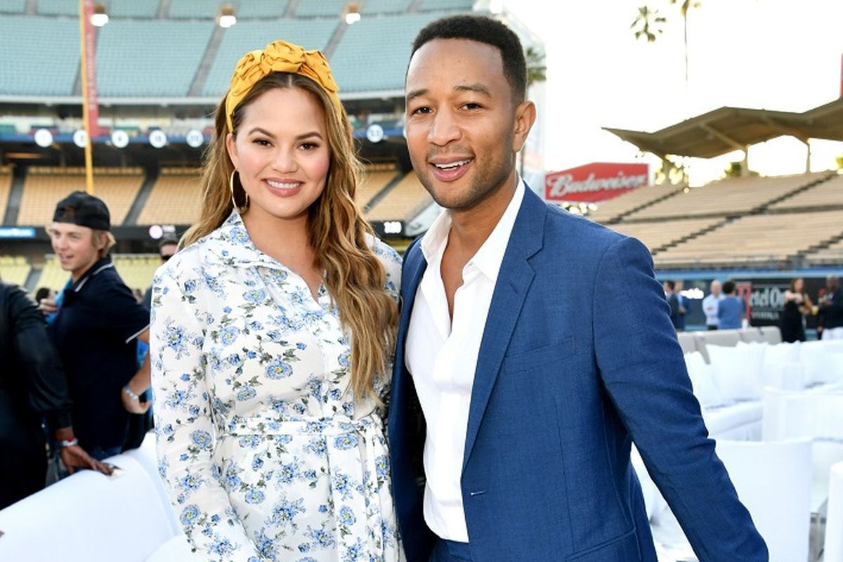 Penyanyi John Legend dan istrinya, Chrissy Teigen, menghadiri Fourth Annual Los Angeles Dodgers Foundation Blue Diamond Gala di Dodger Stadium, Los Angeles, pada 11 Juni 2018.