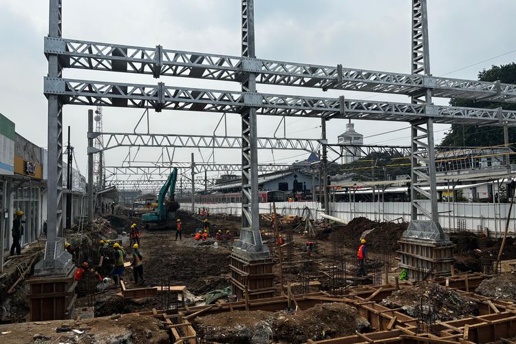 Pengguna Stasiun Bogor mesti bersabar. Saat ini, tiga peron di Stasiun Bogor tengah diperpanjang guna mendukung operasional Commuter Line dengan formasi 12 kereta dalam satu rangkaian (SF12). Perpanjangan peron Stasiun Bogor untuk jalur 6, 7, dan 8 sudah berlangsung sejak 15 April 2026 dan ditargetkan selesai pada Juli 2026 mendatang.