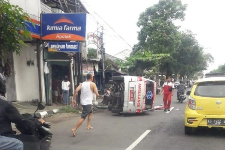 Dok. Ambulan kecelakaan tunggal di Jalan Pahlawan, Tulungagung, Kamis (18/4/2024) (ANTARA/HO - foto warga)