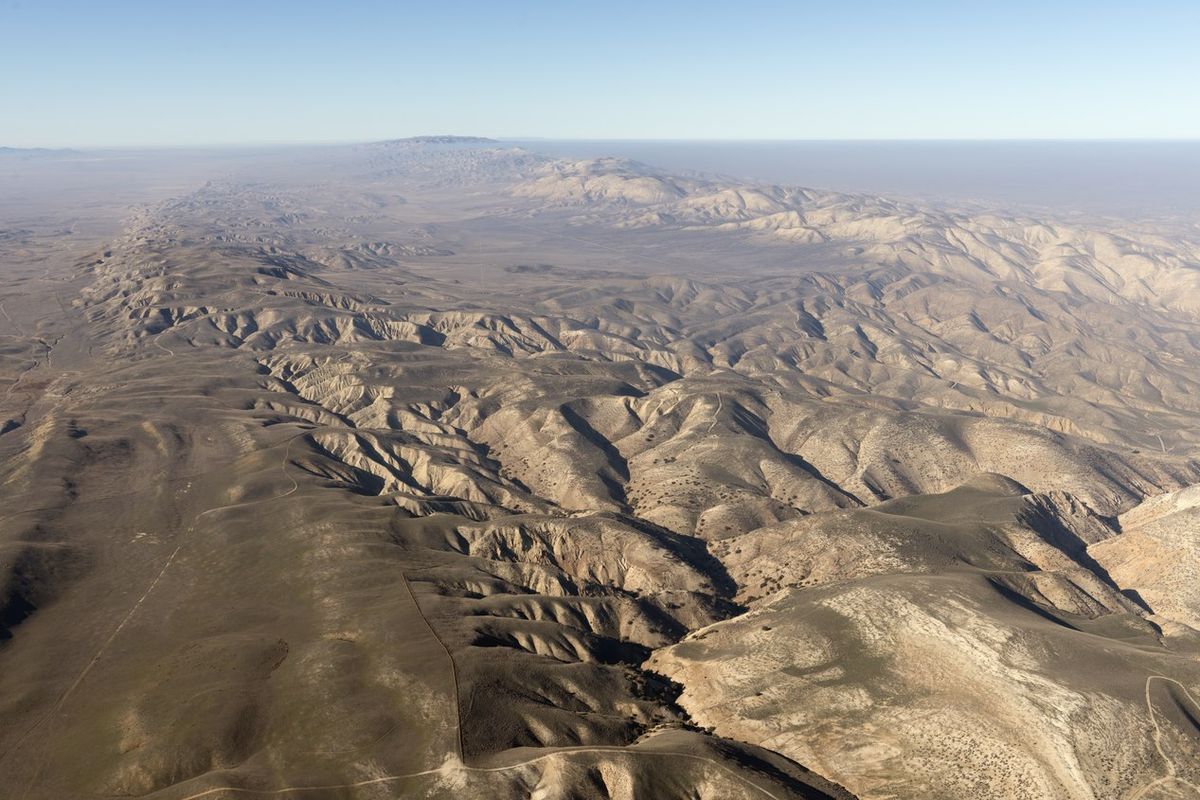 Zona Patahan San Andreas di Pegunungan Sierra Madre, California. Salah satu patahan Bumi terpanjang. Patahan adalah retakan di kerak bumi dan sering menjadi pemicu gempa bumi.