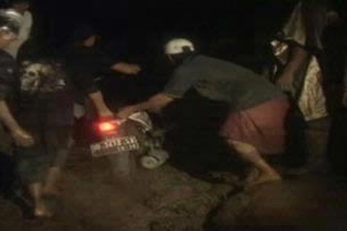 Jalur Kabupaten Mamasa-Polewali mandar, Sulawesi Barat kembali terputus, Senin (5/3/2012) malam. Tebing gunung di dusun Arra, Desa Kelapa Dua longsor dan menutupi permukaan jalan.