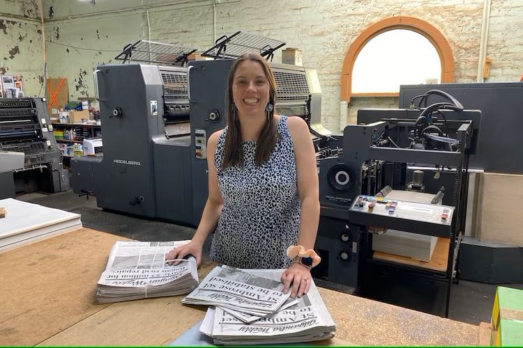 Lucie Peart sedang mempersiapkan peluncuran koran regional kelima milik kelompoknya Gilgandra di negara bagian NSW.