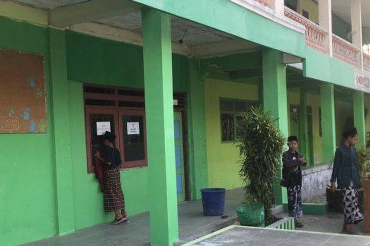 Susana dalam lingkungan MA Yasua di Kecamatan Kebonagung, Kabupaten Demak, Senin (25/9/2023). Di sekolah tersebut, pelaku (siswa) membacok gurunya sendiri. 
