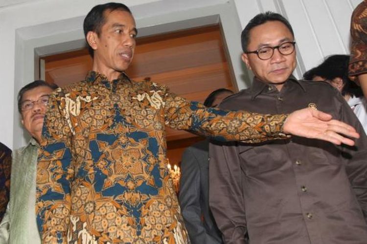 Ketua MPR Zulkifli Hasan (kanan) dan EE Mangindaan (kiri) usai pertemuan dengan Presiden dan Wakil Presiden Terpilih, Joko Widodo-Jusuf Kalla  di Rumah Dinas Gubernur Jakarta, Senin (13/10). Pertemuan itu untuk membahas mengenai undangan dan proses pelantikan presiden dan wakil presiden terpilih pada 20 Okober nanti.