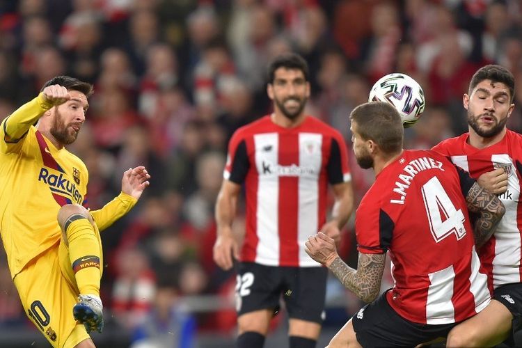 Penyerang Barcelona asal Argentina Lionel Messi (kiri) menembak di depan bek Spanyol Athletic Bilbao Inigo Martinez selama pertandingan sepak bola perempat final Copa del Rey (Piala Raja) Spanyol Athletic Club Bilbao melawan FC Barcelona di stadion San Mames di Bilbao pada 6 Februari, 2020.