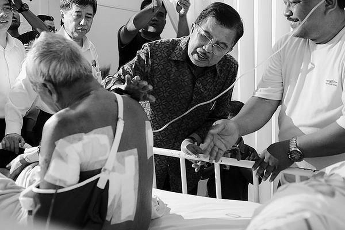 Ketua Umum Palang Merah Indonesia Jusuf Kalla mengunjungi korban bom bunuh diri di Rumah Sakit Dr Oen, Kota Solo, Jawa Tengah, Rabu (28/9). Korban yang masih mengalami trauma psikis dan pendengaran nantinya akan mendapatkan konseling dari dokter serta psikolog.